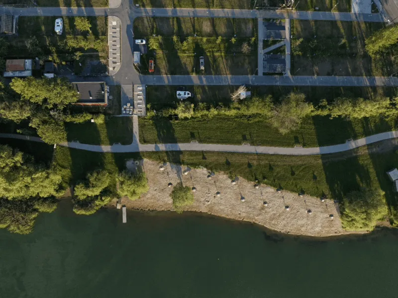 Widok z lotu ptaka na plażę campingu Sudety w Bielawie
