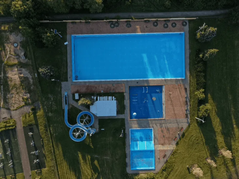 Widok z lotu ptaka na strefę basenów campingu Sudety w Bielawie