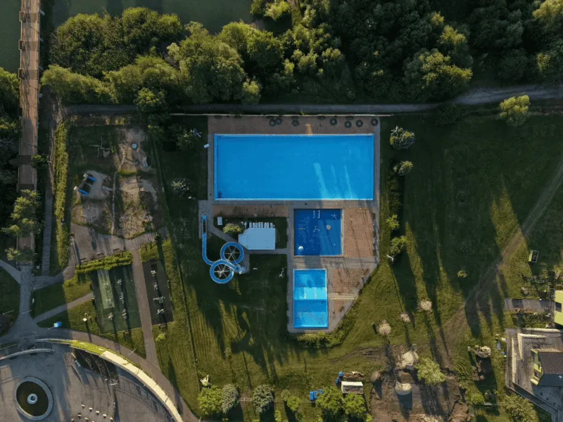 Widok z lotu ptaka na strefę basenów campingu Sudety w Bielawie