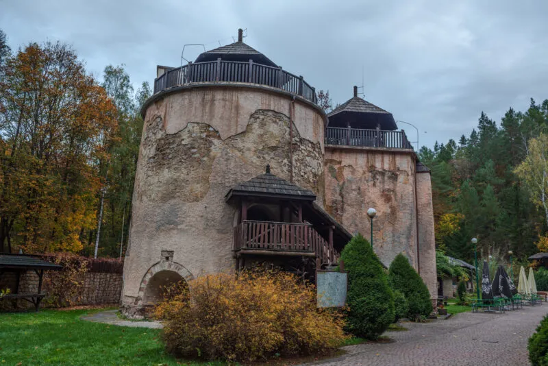 Widok na dwa zabytkowe piece do wypalania wapna