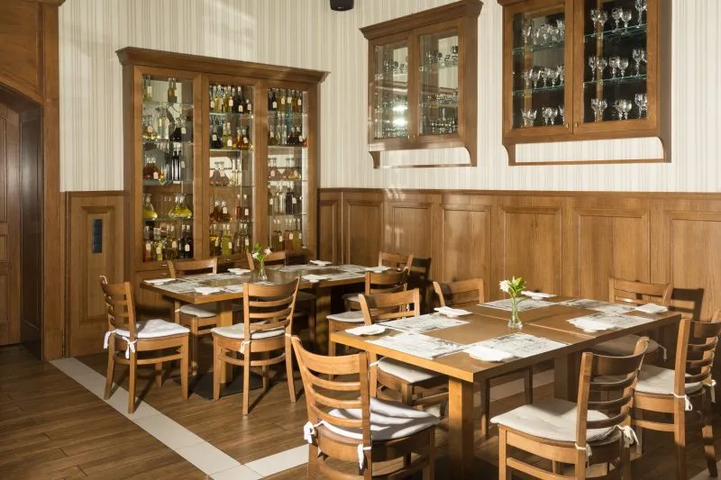 Wnętrza restauracji utrzymane w swojskim, ale zadbanym klimacie ze starannie przygotowanymi stołami gotowymi do przyjęcia gości