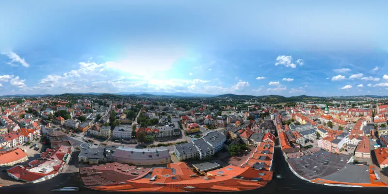 Panorama Jeleniej Góry z widocznymi górami w tle