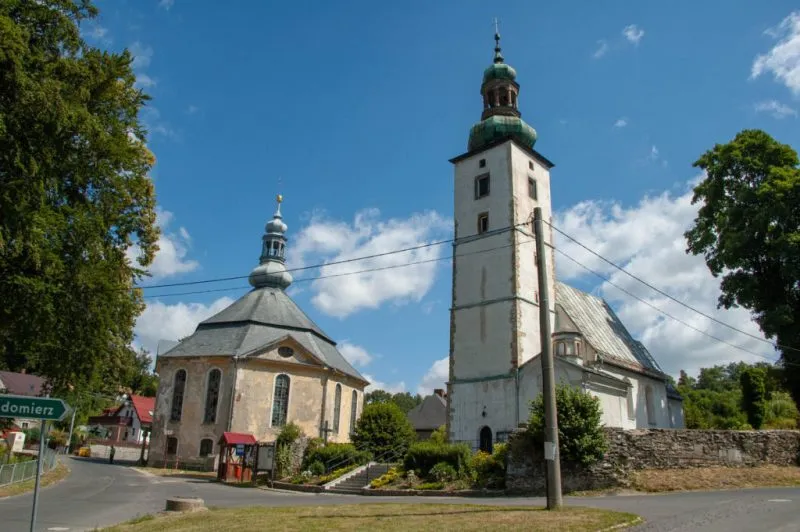Barokowy kościół z białą wieżą