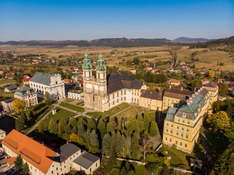 Widok z lotu ptaka na zespół sanktuarium w Krzeszowie