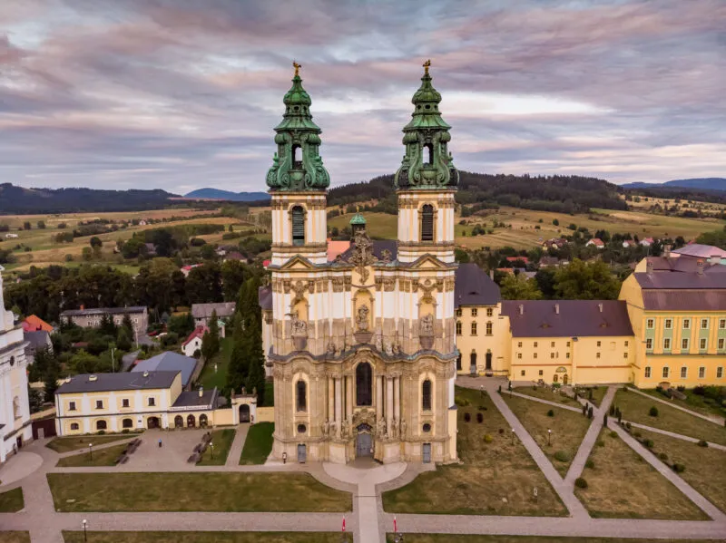 Widok z lotu ptaka na fasadę barokowego kościoła