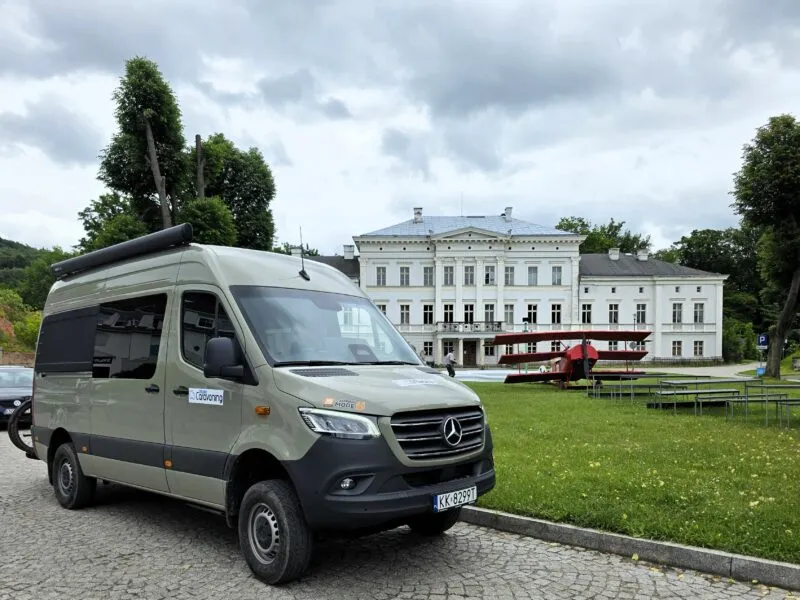 Kamper zaparkowany przed pałacem w Jedlinie Zdroju