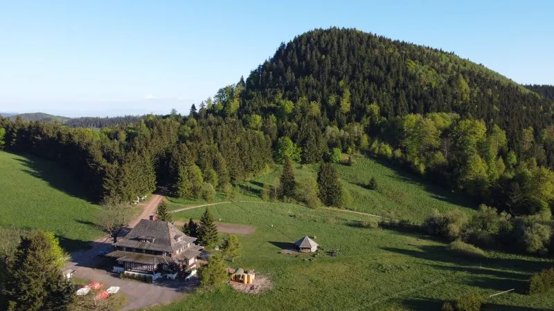widok z drona na góre przed, która znajduję się schronisko