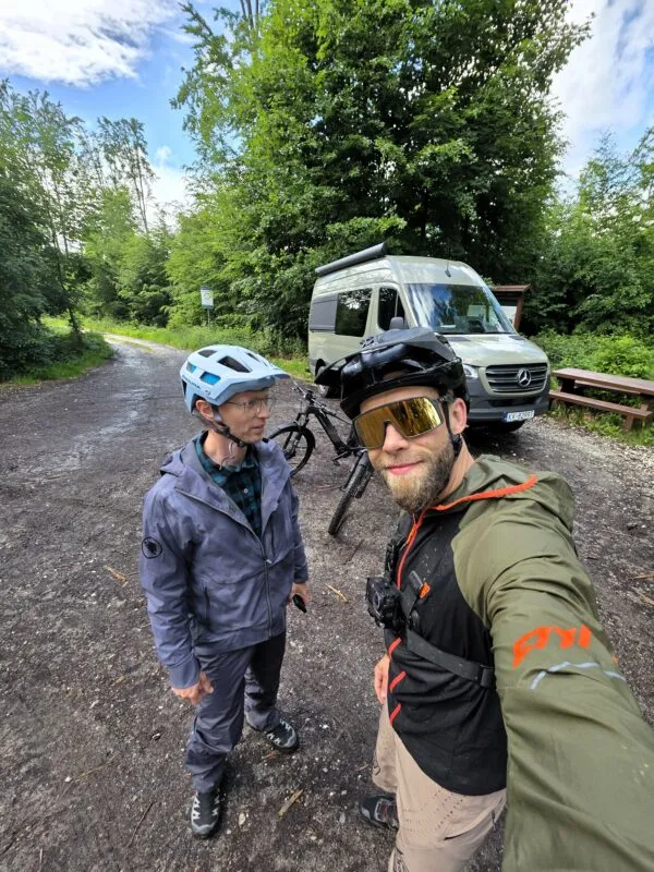 Selfie przed kamperem zaparkowanym na szlaku