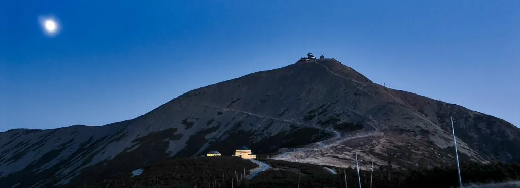 Widok na Górę Śnieżkę z obserwatorium, w tle błękitne niebo