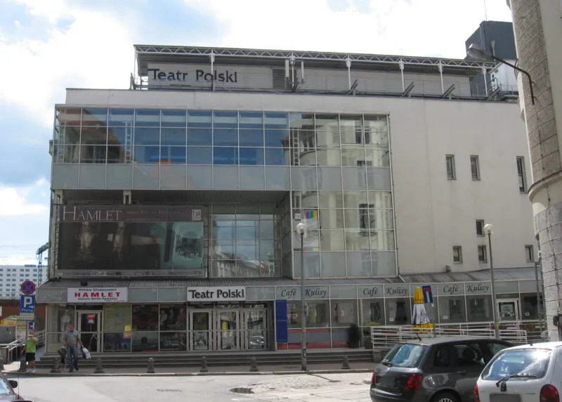 Zdjęcie przeszklonego budynku teatru