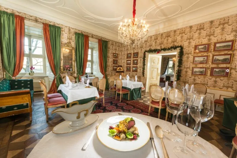 Piękne wnętrze restauracji z daniem na talerzu