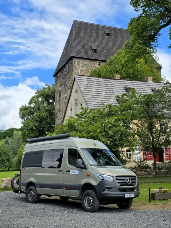 Widok z zewnątrz na gotycki, zabytkowy budynek wieży książęcej w Siedlęcinie