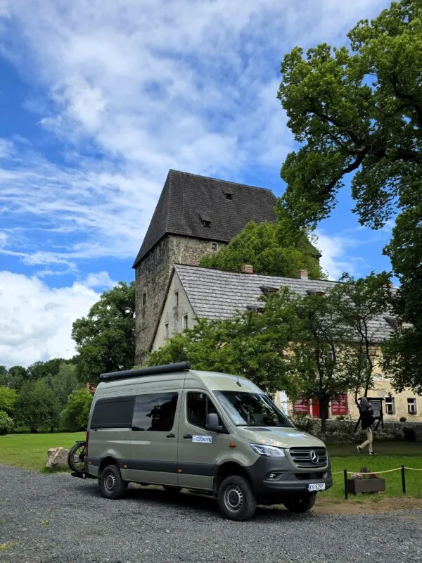 Widok z zewnątrz na gotycki, zabytkowy budynek wieży książęcej w Siedlęcinie