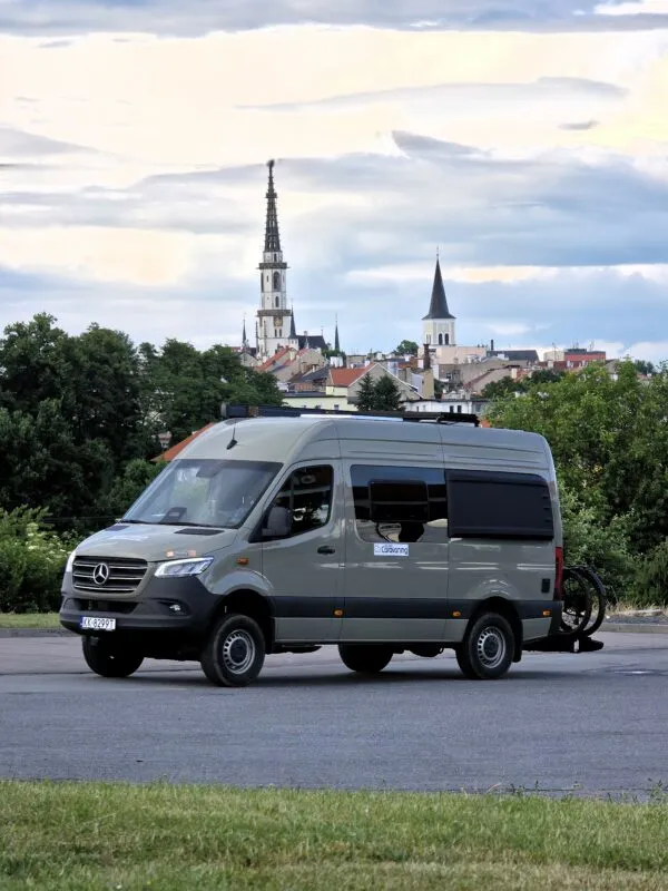 Kamper zaparkowany na tle Ząbkowic Śląskich