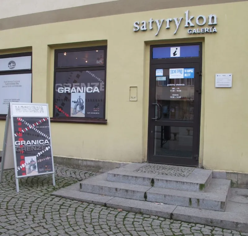 Wejście do budynku galerii wystaw