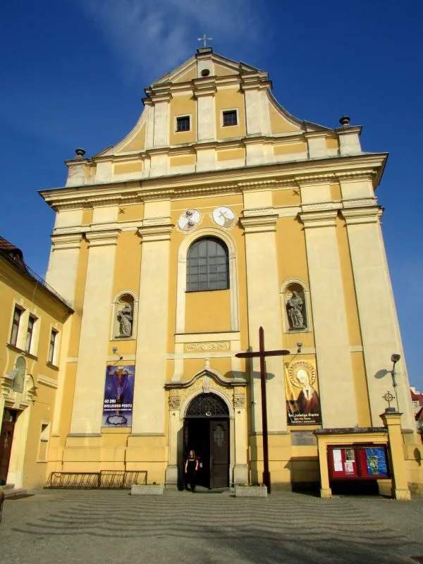 Barokowy zółty kościół