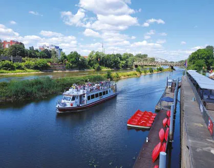 Widok z brzegu na marinę głogów