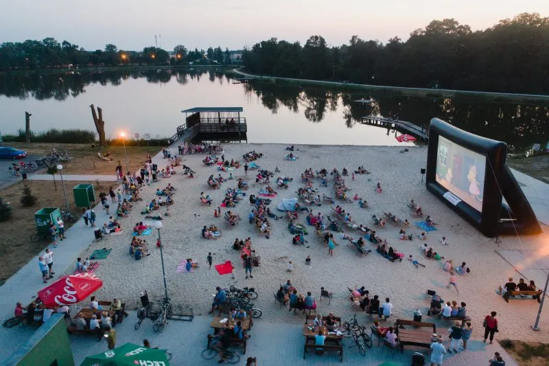 widok z góry na plaże przy zalewie, na której jest organizowane kino plenerowe
