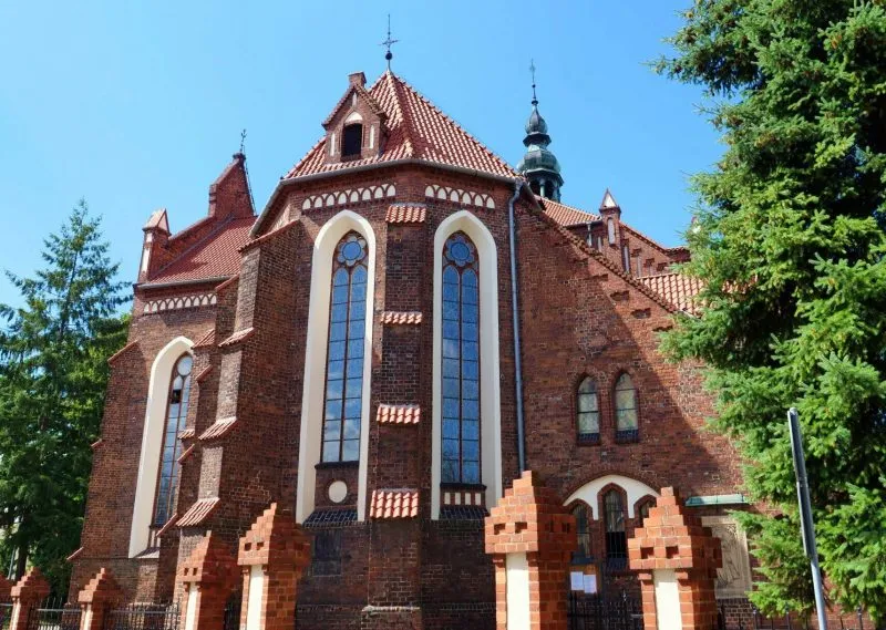 Witraż zabytkowego kościoła ceglanego z wieżyczkami