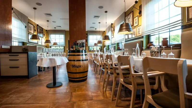 Świetlista, elegancka restauracja.