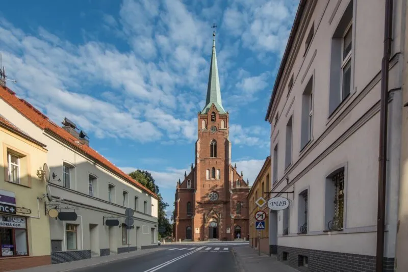 Neogotycki kościół położony, na końcu wąskiej ulicy ze starymi kamienicami.