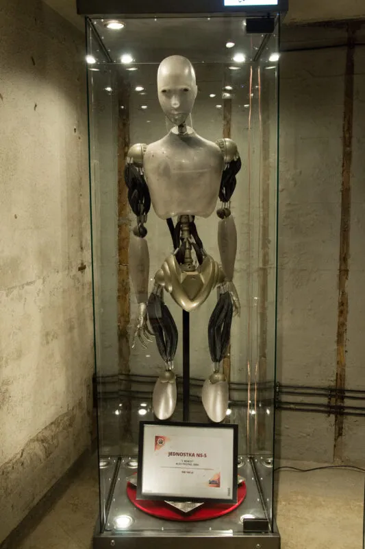 Manekin robota za gablotą
