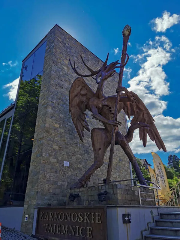 Monumentalna rzeźba Karkonosza-mitologicznej kreatury, będącej połączeniem lwa, ptaka i jelenia.