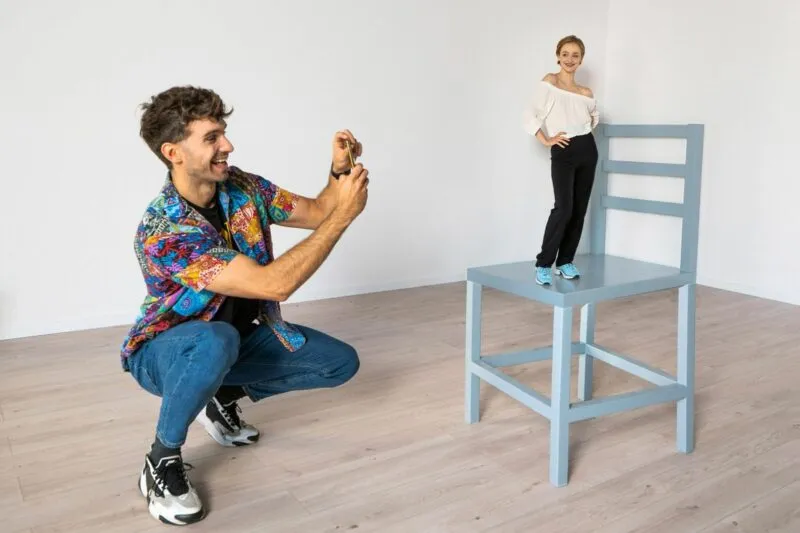 Iluze muže fotografujícího ženu, která je mnohem menší, než ve skutečnosti je.