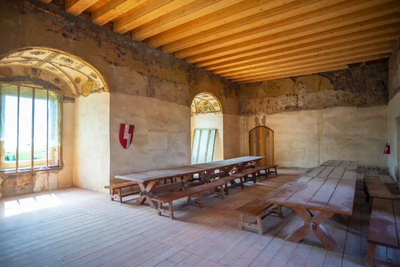 Sala z ławami w Zamku Świny