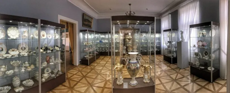 Przeszklone witryny z eksponatami w jednej z sal w muzeum