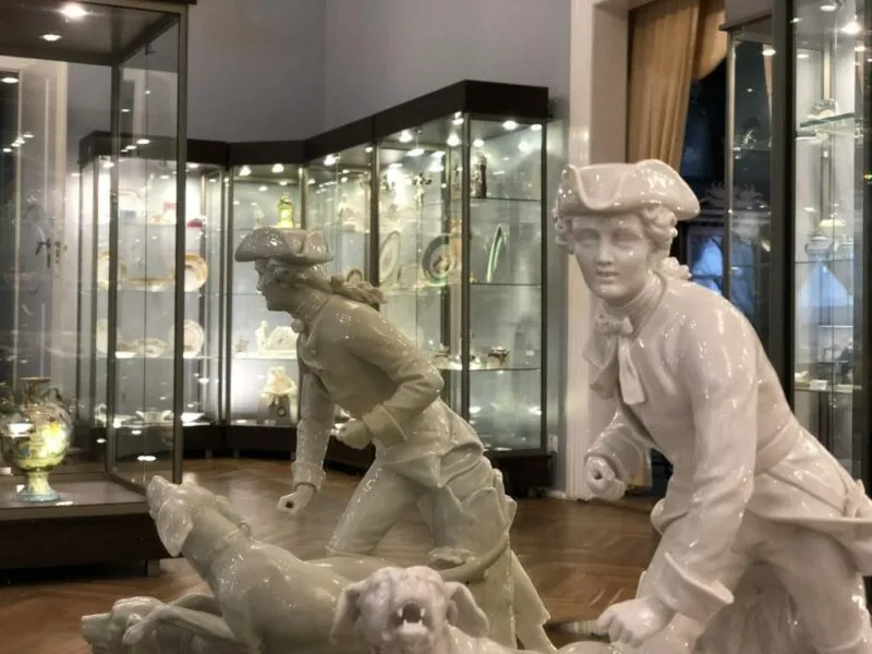 Porcelanowe posągi w kształcie ludzi ze zwierzętami