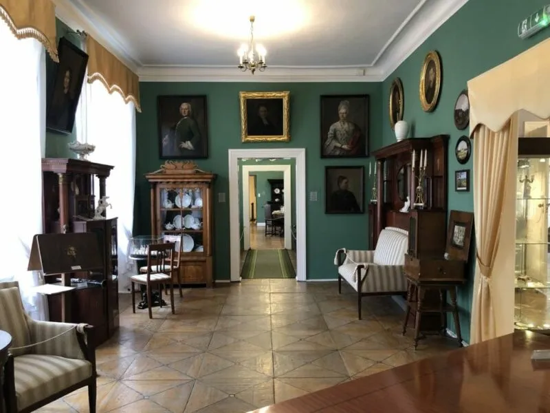 Pokój z ekspozycją w Muzeum Porcelany w Wałbrzychu