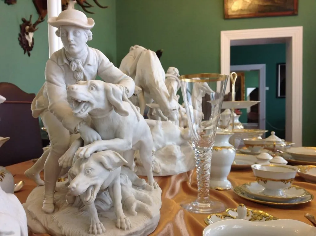 Zdjęcie porcelanowych dekoracji na stole