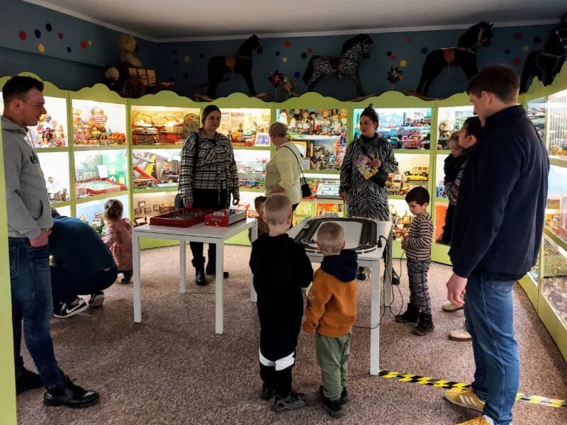 Turyści podczas zwiedzania wystawy w Muzeum Zabawek w Kudowie-Zdroju