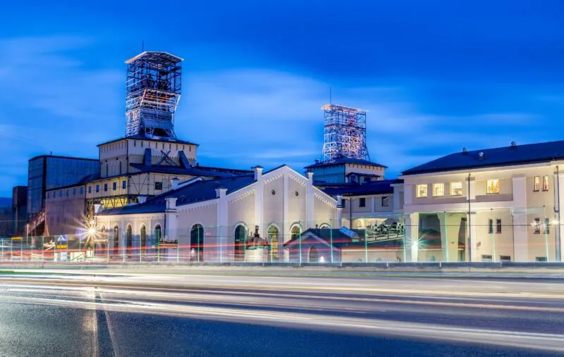 Panorma Starej Kopalni w Wałbrzychu w pełnej okazałości. Widoczne budynki wraz z szybem