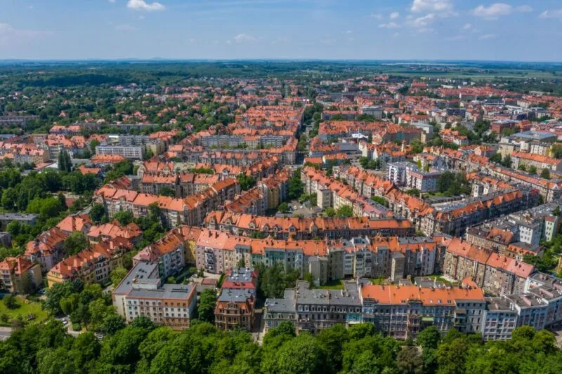 Widok z lotu ptaka na zabudowę miasta Legnica- ma dole fragment parku powyżej ceglane dachy kamienic