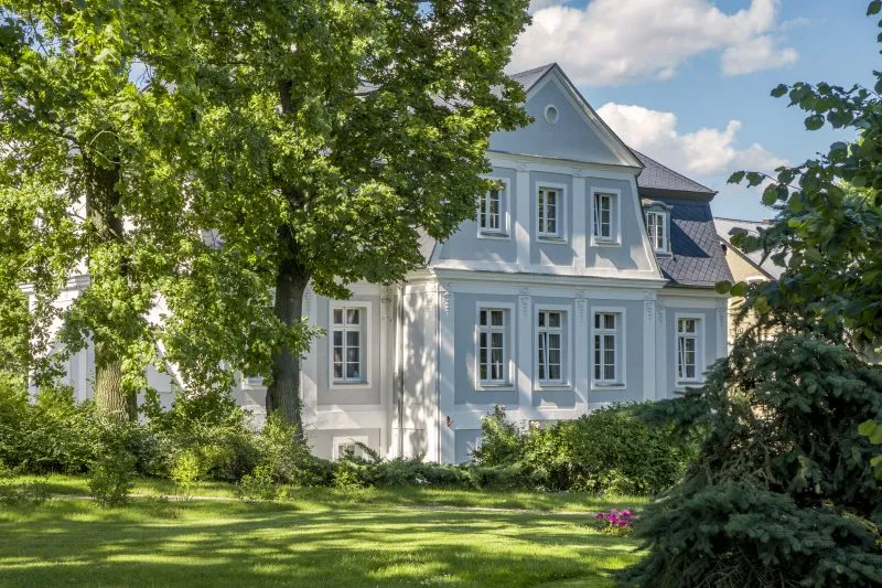Oświetlona promieniami słońca elewacja Pałacu Kamieniec