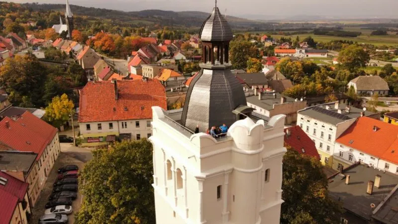 Widok na centrum Złotego Stoku z widoczną na pierwszym planie wieżą kościelną - obecnie wykorzystywaną jako punkt widokowy.