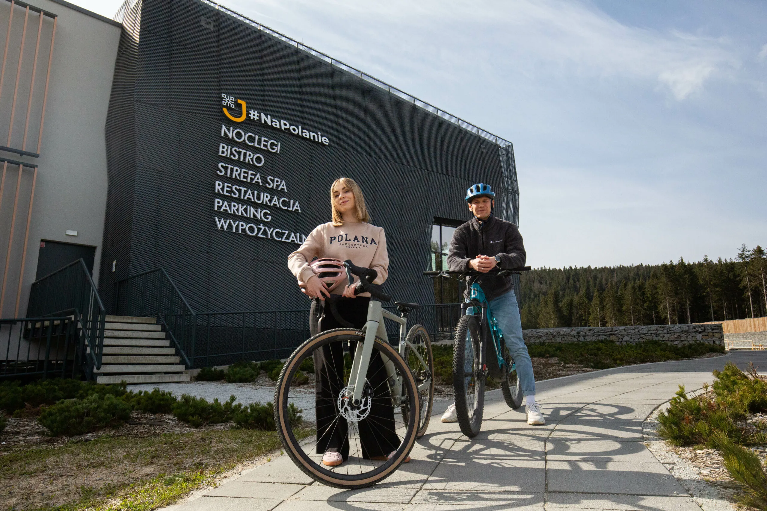 Rowerzyści przed budynkiem Dolnośląskiego Centrum Sportu Polana Jakuszycka