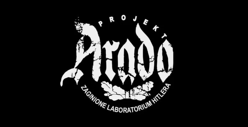 Il logo bianco del Progetto Arado su sfondo nero combina una scritta gotica stilizzata con la sagoma di un aereo e lo slogan "Il laboratorio perduto di Hitler".