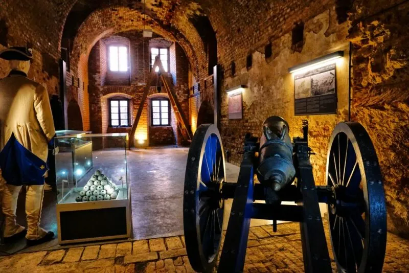 Armata w środku twierdzy. Ściany z cegły.