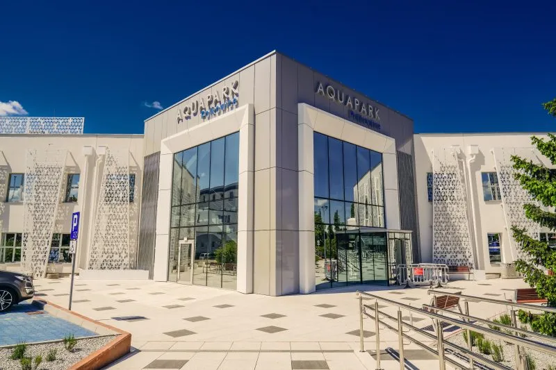 Zdjęcie wejścia do basenu aquapark polkowice z błekitnym niebem w tle