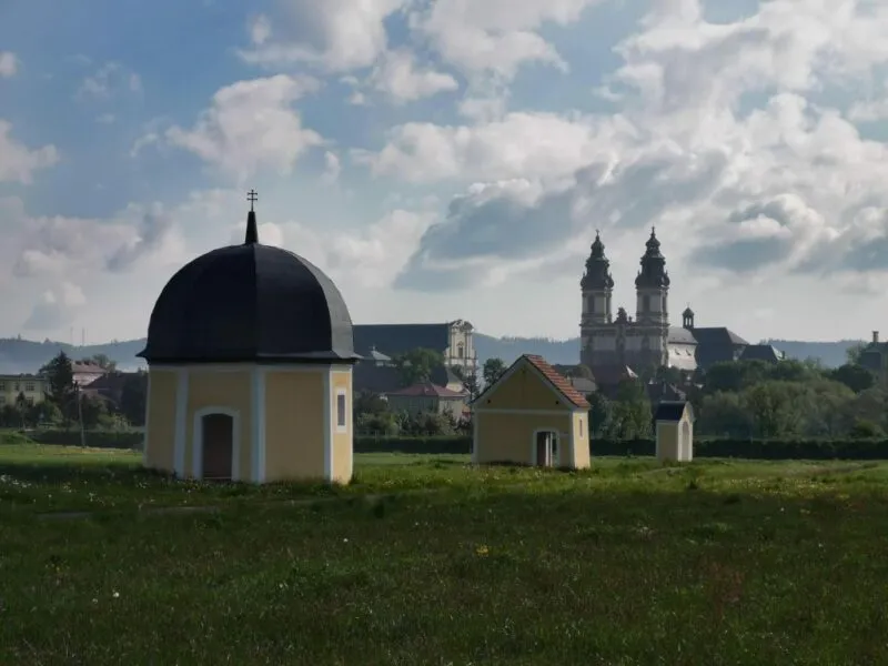Widok ze wzgórza na barokowy budynek dzwonnicy Opactwa