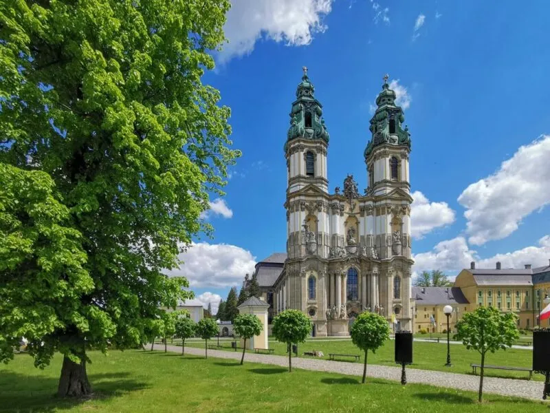 Dwie wieże dzwonnicy z parkiem i alejkami pieszymi
