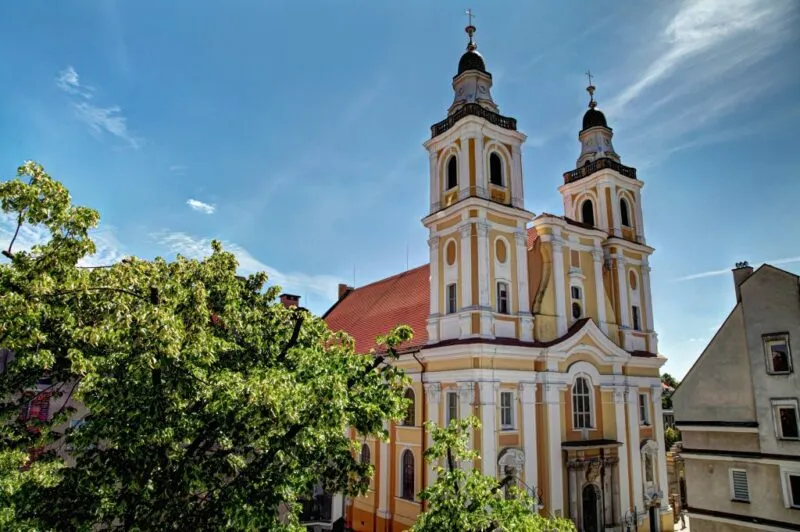 Kościół na tle niebieskiego nieba