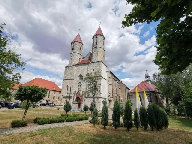 Kościół z czerwonym dachem.