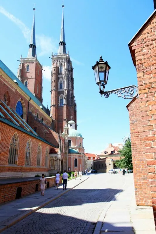 Widok na katedrę od bocznej strony z dwoma dużymi wieżami