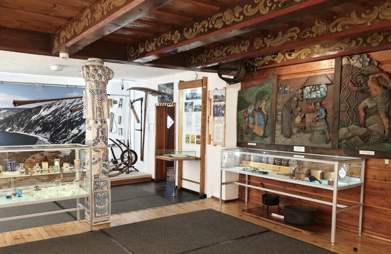 Wnętrze muzeum w kształcie wnętrza domu góralskiego