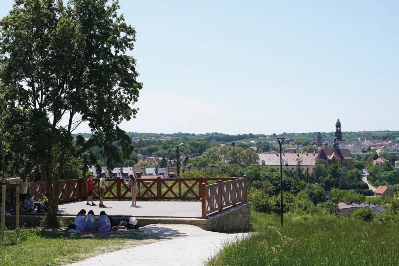 Letni widok na centrum Trzebnicy i klasztor z widocznym na pierwszym planie tarasem widokowym