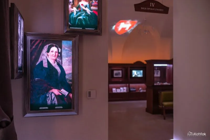 Les salles sombres du Centre naturel et éducatif de Sobieszów sont remplies de portraits numériques rétroéclairés, d'écrans et de stations interactives consacrés à l'histoire de la région.